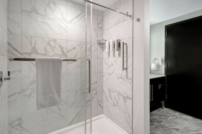 Imagen de la habitación del Hotel Embassy Suites By Hilton Alpharetta Halcyon. Foto 9