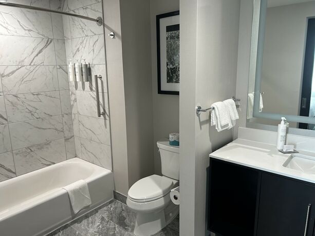 Imagen de la habitación del Hotel Embassy Suites By Hilton Alpharetta Halcyon. Foto 10