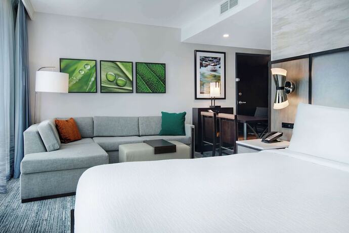 Imagen de la habitación del Hotel Embassy Suites By Hilton Alpharetta Halcyon. Foto 11