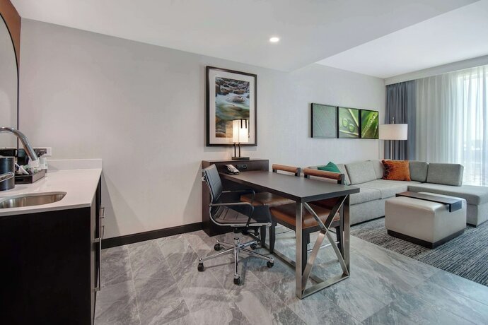 Imagen de la habitación del Hotel Embassy Suites By Hilton Alpharetta Halcyon. Foto 13