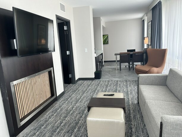 Imagen de la habitación del Hotel Embassy Suites By Hilton Alpharetta Halcyon. Foto 14