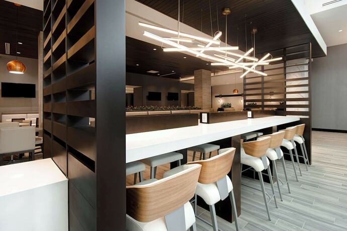 Imagen del bar/restaurante del Hotel Embassy Suites By Hilton Alpharetta Halcyon. Foto 7