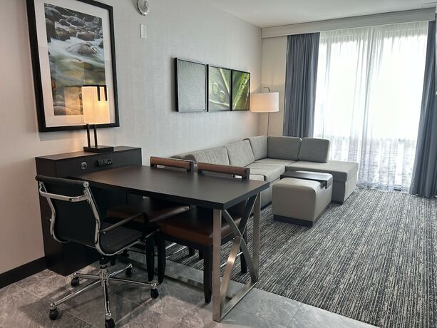 Imagen de la habitación del Hotel Embassy Suites By Hilton Alpharetta Halcyon. Foto 18