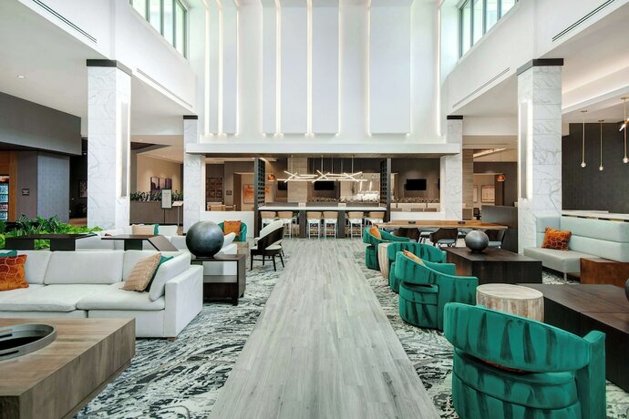 Imagen de los interiores del Hotel Embassy Suites By Hilton Alpharetta Halcyon. Foto 19