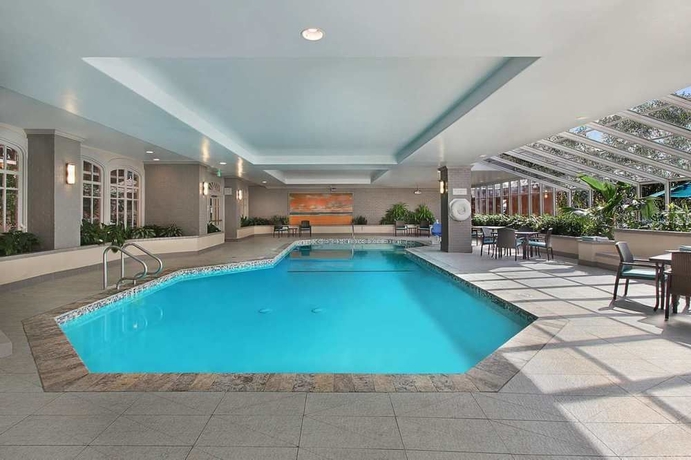 Imagen de la piscina del Hotel Embassy Suites By Hilton Anaheim North. Foto 16