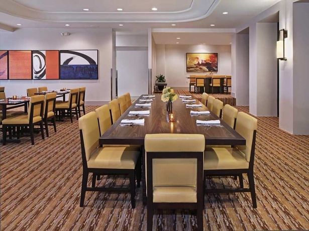 Imagen del bar/restaurante del Hotel Embassy Suites By Hilton Anaheim North. Foto 2