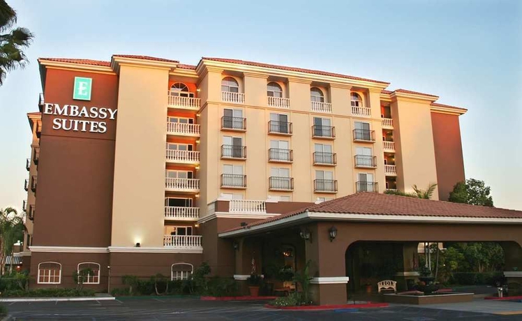 Imagen de los exteriores del Hotel Embassy Suites By Hilton Anaheim North. Foto 7