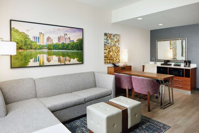 Imagen general del Hotel Embassy Suites By Hilton Atlanta Airport North. Foto 4