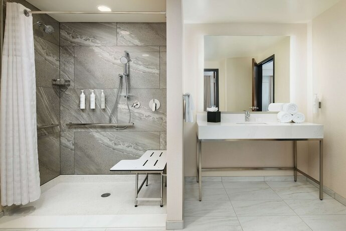 Imagen de la habitación del Hotel Embassy Suites By Hilton Atlanta Airport North. Foto 12