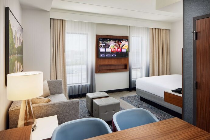 Imagen de la habitación del Hotel Embassy Suites By Hilton Atlanta Airport North. Foto 13