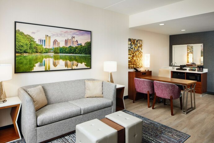 Imagen de la habitación del Hotel Embassy Suites By Hilton Atlanta Airport North. Foto 19