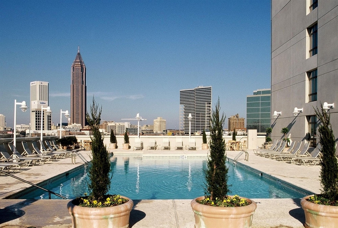 Imagen de la piscina del Hotel Embassy Suites By Hilton Atlanta At Centennial Olympic Park. Foto 14