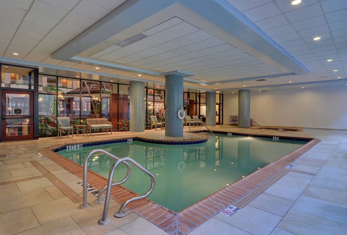 Imagen de la piscina del Hotel Embassy Suites By Hilton Atlanta Buckhead. Foto 13