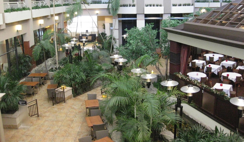 Imagen del bar/restaurante del Hotel Embassy Suites By Hilton Atlanta Buckhead. Foto 3