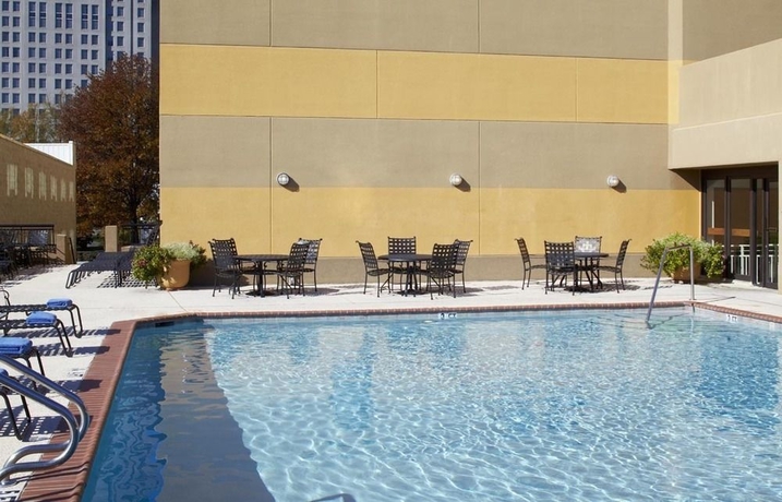 Imagen de la piscina del Hotel Embassy Suites By Hilton Atlanta Buckhead. Foto 15