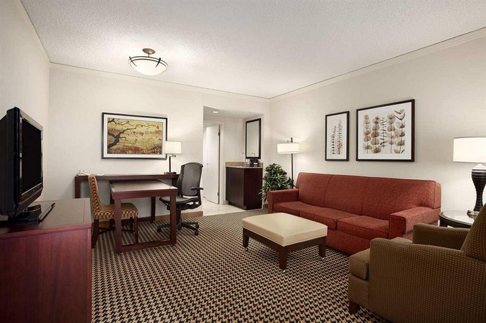 Imagen de los interiores del Hotel Embassy Suites By Hilton Atlanta Perimeter Center. Foto 7