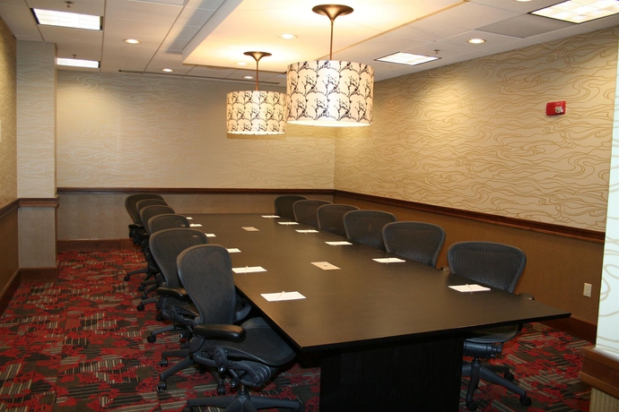 Imagen de los interiores del Hotel Embassy Suites By Hilton Atlanta Perimeter Center. Foto 11