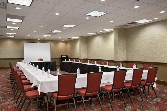 Imagen de los interiores del Hotel Embassy Suites By Hilton Atlanta Perimeter Center. Foto 12