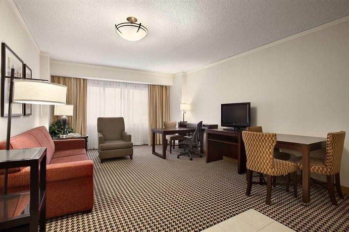 Imagen de los interiores del Hotel Embassy Suites By Hilton Atlanta Perimeter Center. Foto 13