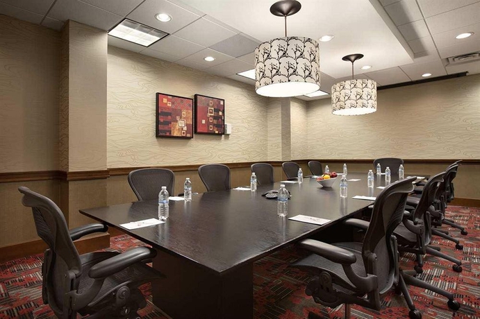 Imagen de los interiores del Hotel Embassy Suites By Hilton Atlanta Perimeter Center. Foto 14