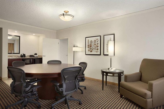 Imagen de los interiores del Hotel Embassy Suites By Hilton Atlanta Perimeter Center. Foto 15