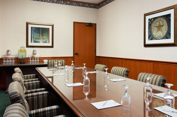 Imagen de los interiores del Hotel Embassy Suites By Hilton Austin Arboretum. Foto 3