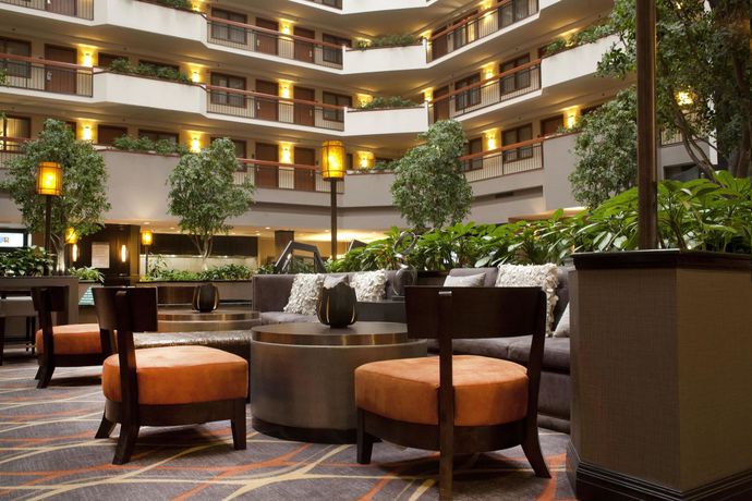 Imagen de los interiores del Hotel Embassy Suites By Hilton Austin Arboretum. Foto 9