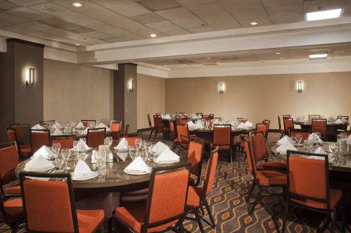 Imagen de los interiores del Hotel Embassy Suites By Hilton Austin Arboretum. Foto 10