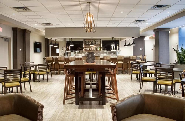 Imagen del bar/restaurante del Hotel Embassy Suites By Hilton Bloomington/minneapolis. Foto 1