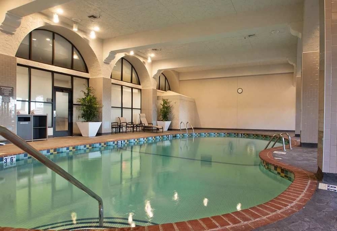 Imagen de la piscina del Hotel Embassy Suites By Hilton Bloomington/minneapolis. Foto 16