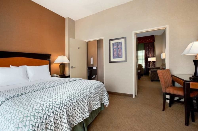 Imagen de la habitación del Hotel Embassy Suites By Hilton Brea North Orange County. Foto 7