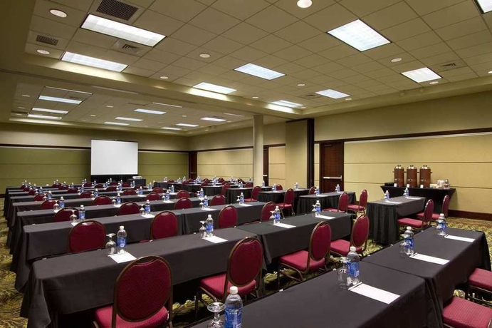 Imagen de los interiores del Hotel Embassy Suites By Hilton Charleston Airport Convention Ctr. Foto 7