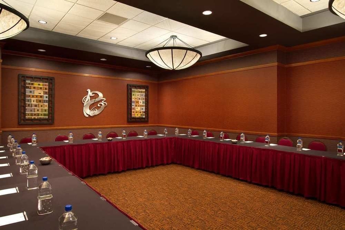 Imagen de los interiores del Hotel Embassy Suites By Hilton Charleston Airport Convention Ctr. Foto 9