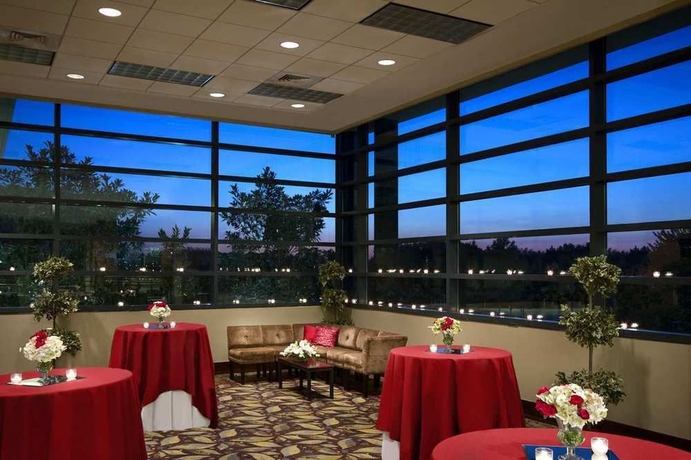 Imagen del bar/restaurante del Hotel Embassy Suites By Hilton Charleston Airport Convention Ctr. Foto 2