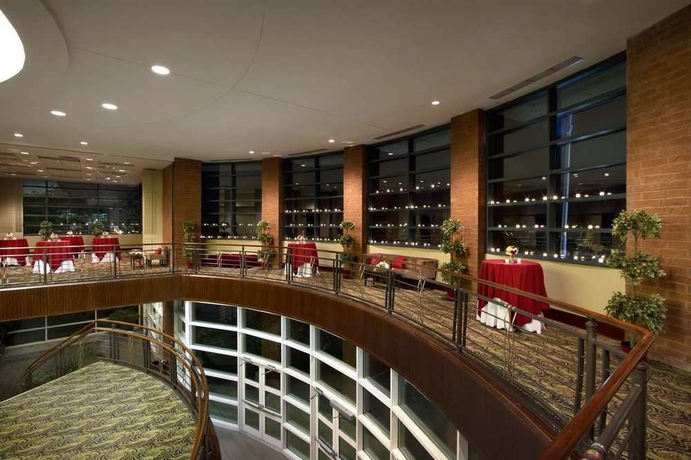 Imagen de los interiores del Hotel Embassy Suites By Hilton Charleston Airport Convention Ctr. Foto 10