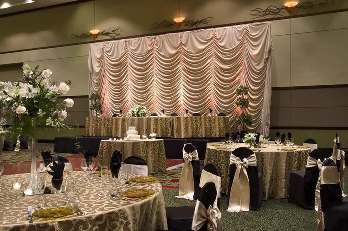 Imagen de los interiores del Hotel Embassy Suites By Hilton Charleston Airport Convention Ctr. Foto 11
