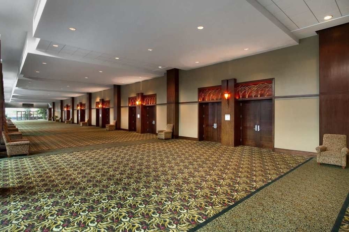 Imagen de los interiores del Hotel Embassy Suites By Hilton Charleston Airport Convention Ctr. Foto 12