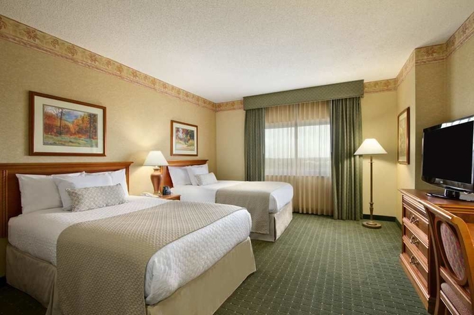 Imagen de la habitación del Hotel Embassy Suites By Hilton Charleston Airport Convention Ctr. Foto 5