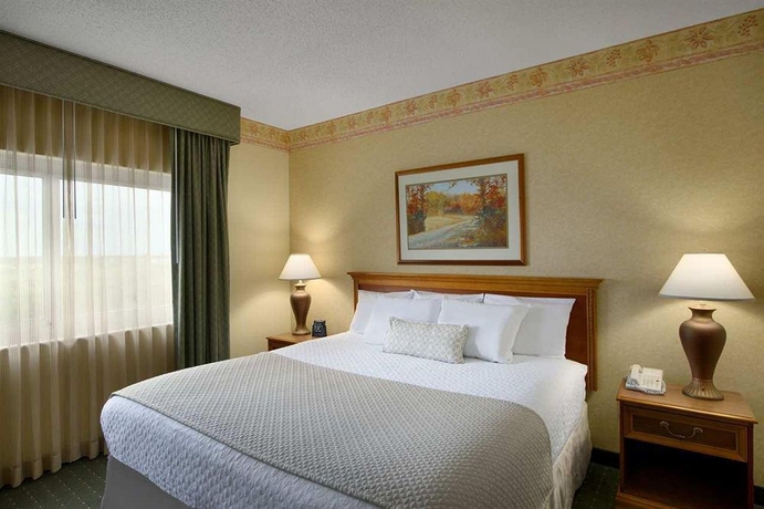 Imagen de la habitación del Hotel Embassy Suites By Hilton Charleston Airport Convention Ctr. Foto 6