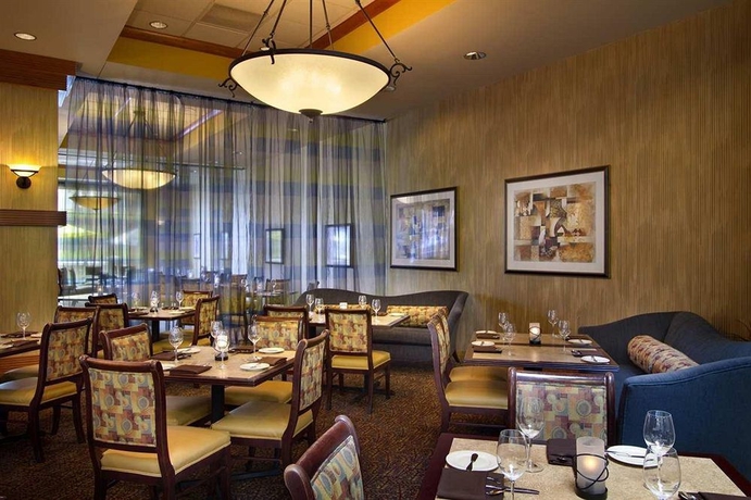 Imagen del bar/restaurante del Hotel Embassy Suites By Hilton Charleston Airport Convention Ctr. Foto 3