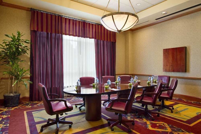 Imagen de los interiores del Hotel Embassy Suites By Hilton Charleston Airport Convention Ctr. Foto 14
