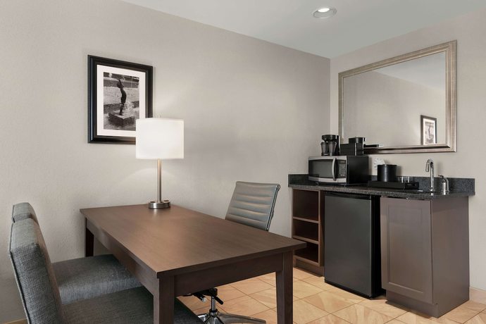 Imagen de la habitación del Hotel Embassy Suites By Hilton Charlotte Ayrsley. Foto 12