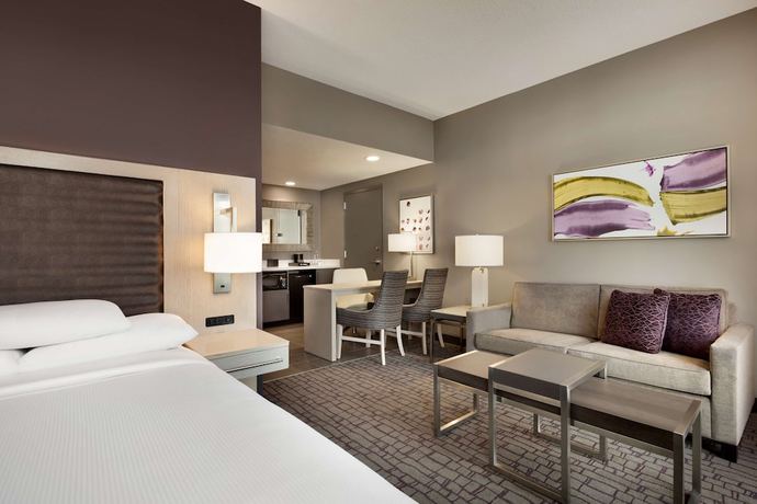 Imagen de la habitación del Hotel Embassy Suites By Hilton Charlotte Uptown. Foto 3