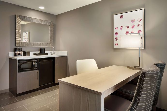 Imagen de la habitación del Hotel Embassy Suites By Hilton Charlotte Uptown. Foto 4