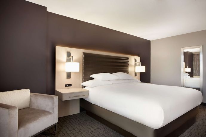 Imagen de la habitación del Hotel Embassy Suites By Hilton Charlotte Uptown. Foto 7