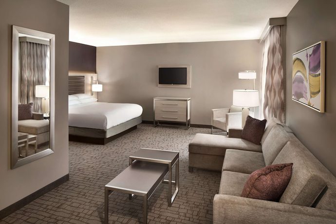 Imagen de la habitación del Hotel Embassy Suites By Hilton Charlotte Uptown. Foto 10