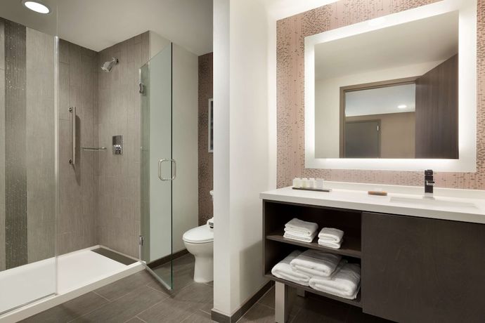 Imagen de la habitación del Hotel Embassy Suites By Hilton Charlotte Uptown. Foto 14