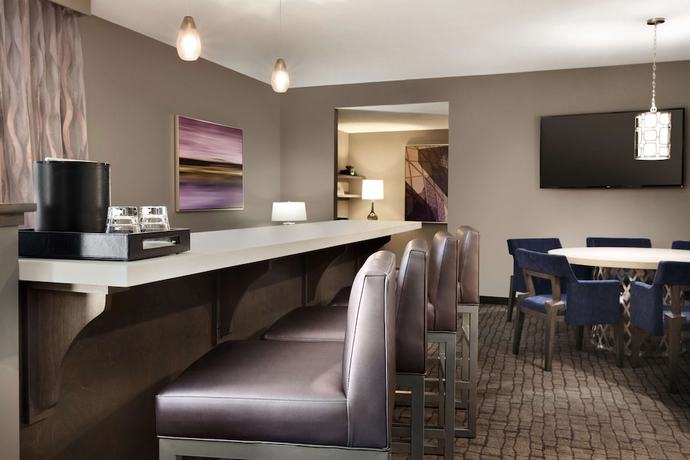 Imagen de la habitación del Hotel Embassy Suites By Hilton Charlotte Uptown. Foto 16
