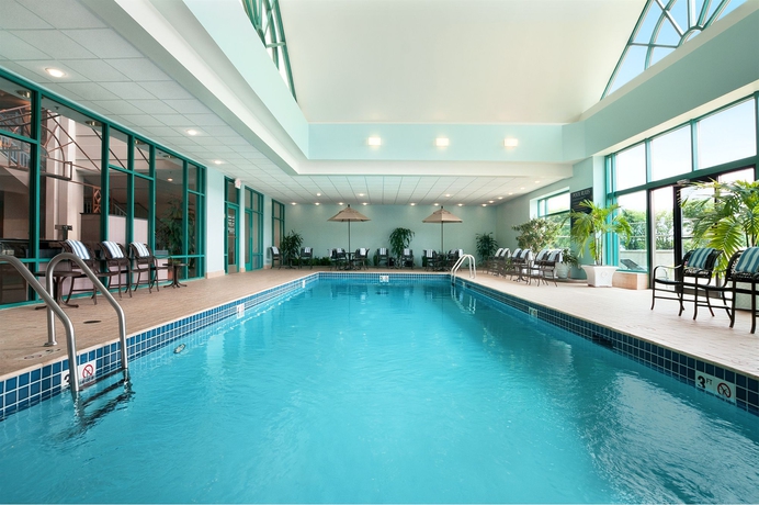 Imagen de la piscina del Hotel Embassy Suites By Hilton Chicago Lombard Oak Brook. Foto 14