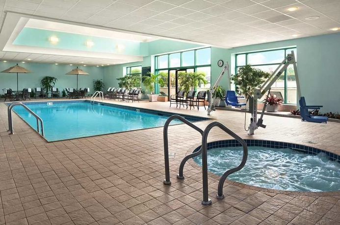 Imagen de la piscina del Hotel Embassy Suites By Hilton Chicago Lombard Oak Brook. Foto 15